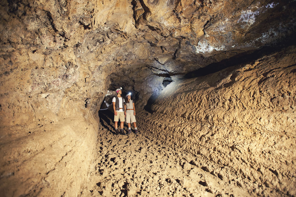 Ontdekkingsreizigers in een vulkanische grot op Tenerife.