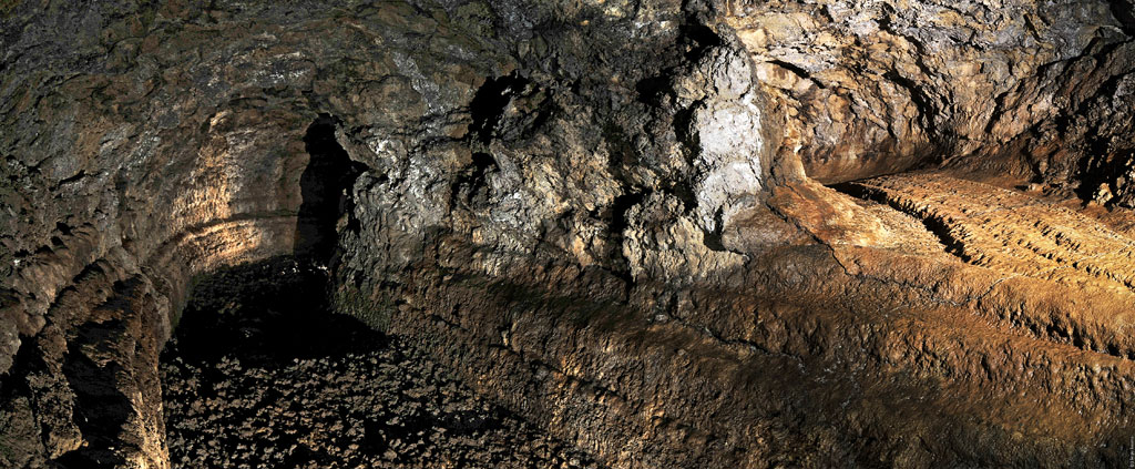 Lava-grot in Icod de los Vinos, Tenerife, met verlichte rotsformaties.