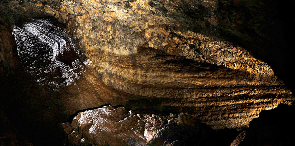 Interieur van de Cueva del Viento op Tenerife, met verlichte rotsformaties.
