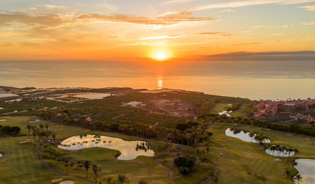 Golfbaan en kust bij zonsondergang op Tenerife.