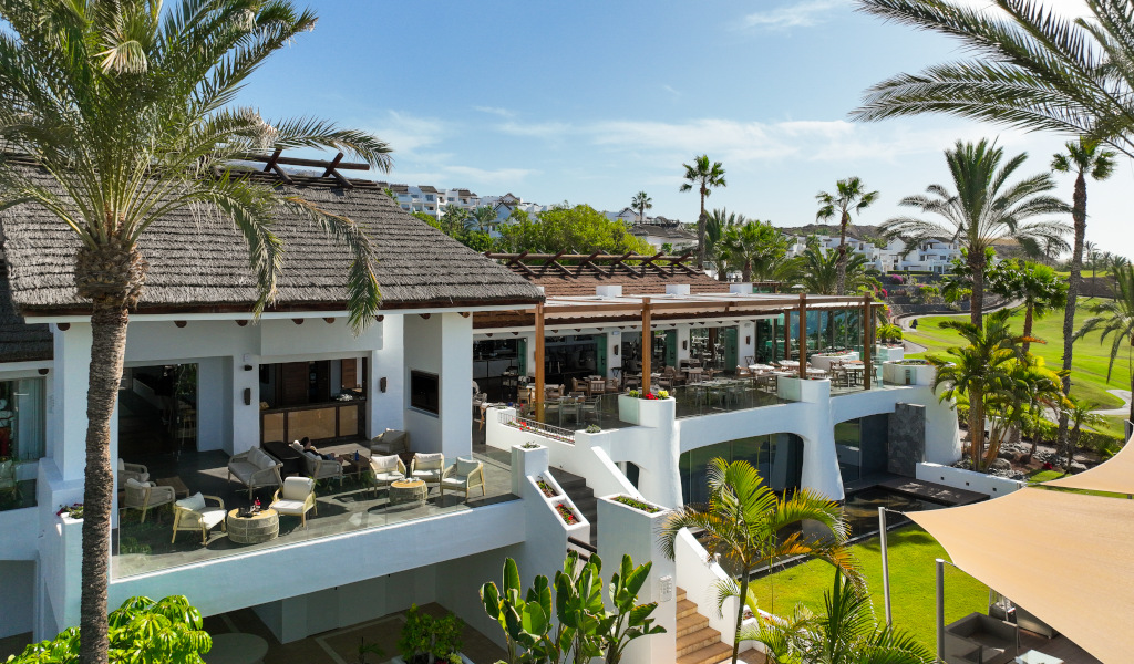 Restaurantterras omringd door palmbomen op Tenerife.