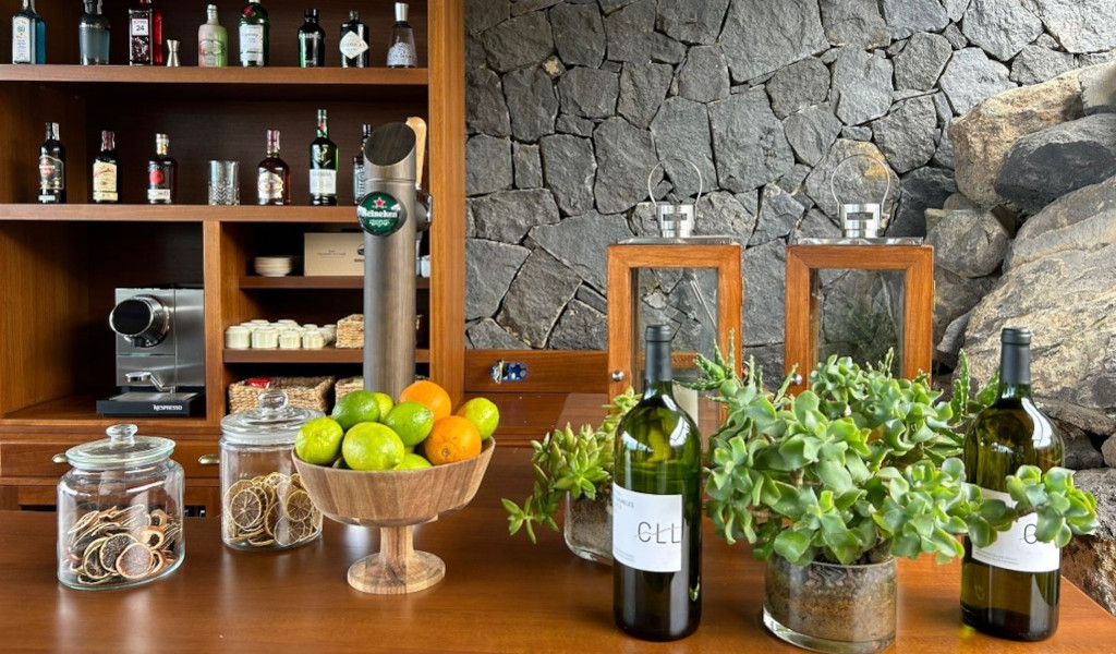 Stonebar met drankjes, Nespresso-koffie, fruit en planten op locatie op Tenerife.