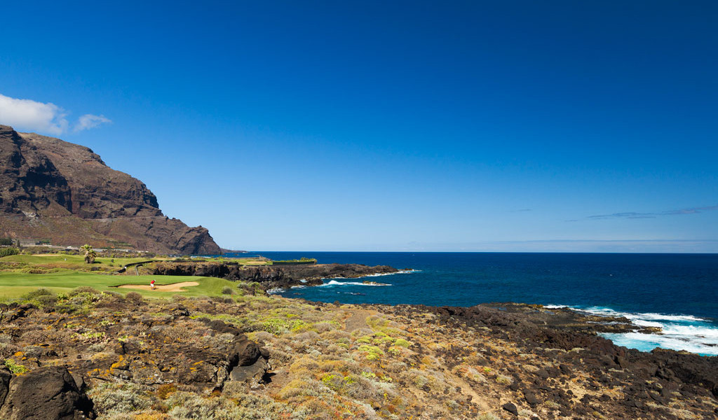 Rotsachtige kustlijn en golfbaan met de oceaan op de achtergrond op Tenerife.
