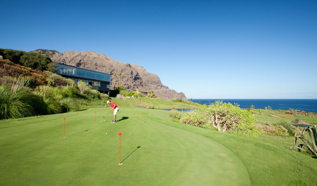 Golfer op de kliffachtige baan van Los Gigantes, Tenerife.