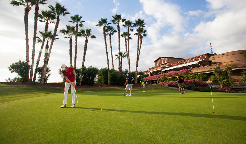 Golfers op een baan omringd door palmbomen op Tenerife.