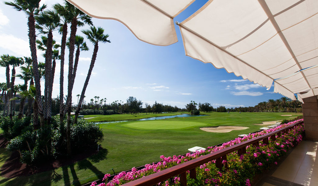 Golfbaan met palmbomen en goed onderhouden gazons op Tenerife.