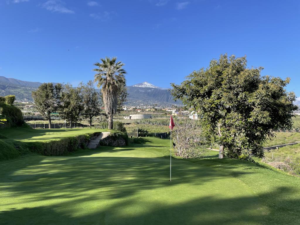 Golfbaan op Tenerife met de berg Teide op de achtergrond en heldere luchten.