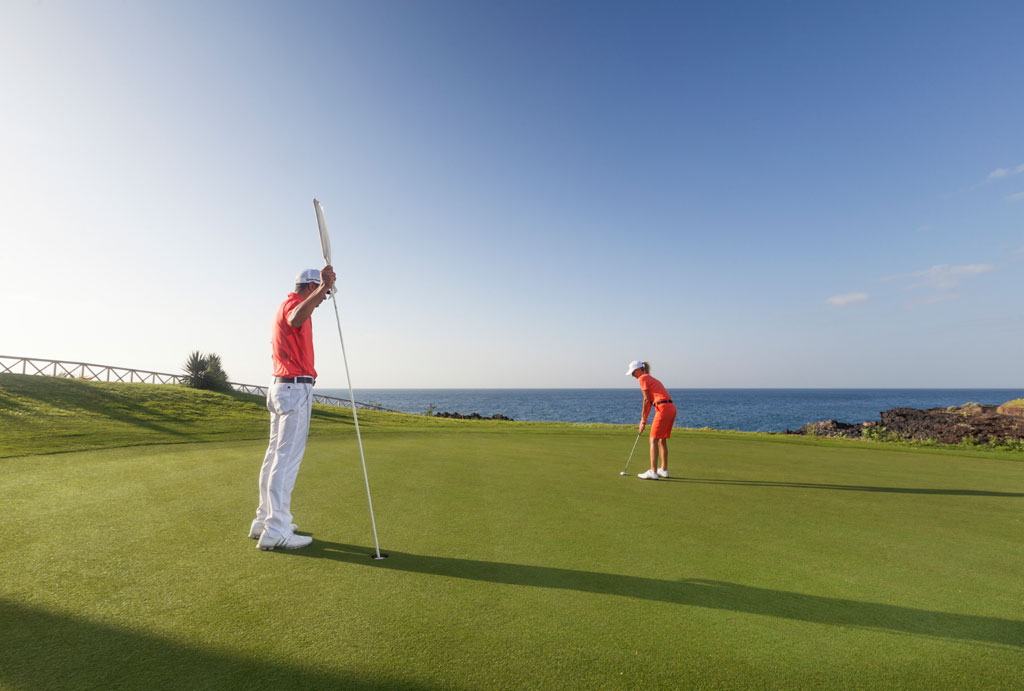 Mensen die golf spelen aan zee in Buenavista, Tenerife.