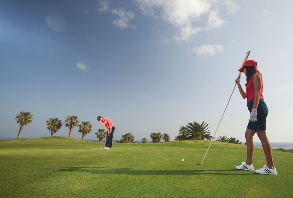 Golfers op de palmenomzoomde baan op Tenerife.