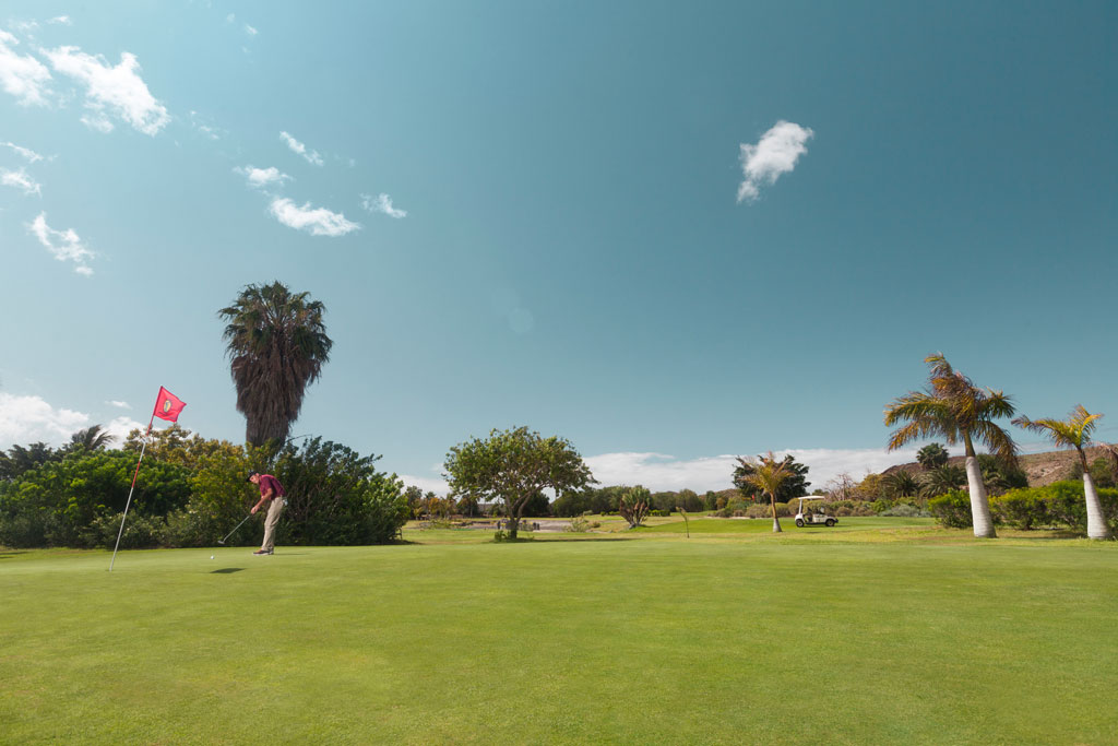 Golfer op de golfbaan van Buenavista del Norte, Tenerife.