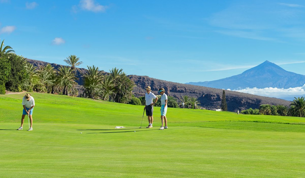 Golfers op een baan op Tenerife met de berg Teide op de achtergrond.