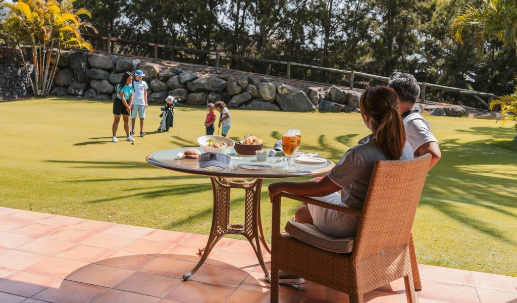 Mensen die golf spelen en eten in een club op Tenerife.
