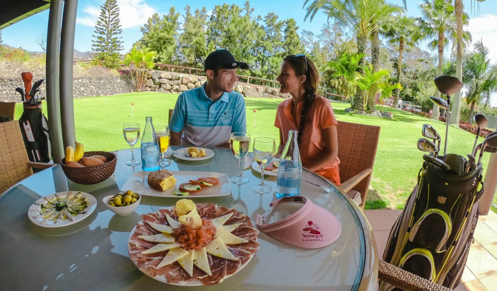 Stel dat samen met eten en golfclubs zit bij Tecina Golf, La Gomera, Tenerife.