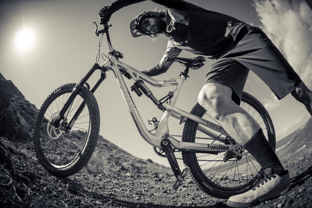 Iemand die mountainbiket op een pad op Tenerife.