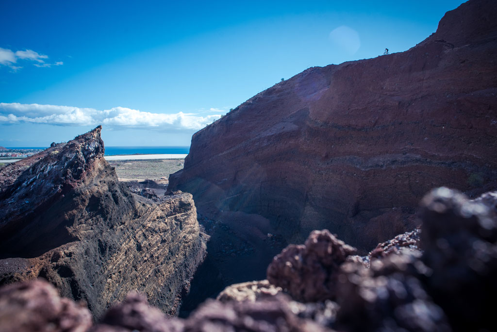 Vulkanisch landschap met donkere kliffen en zeezicht op Tenerife.