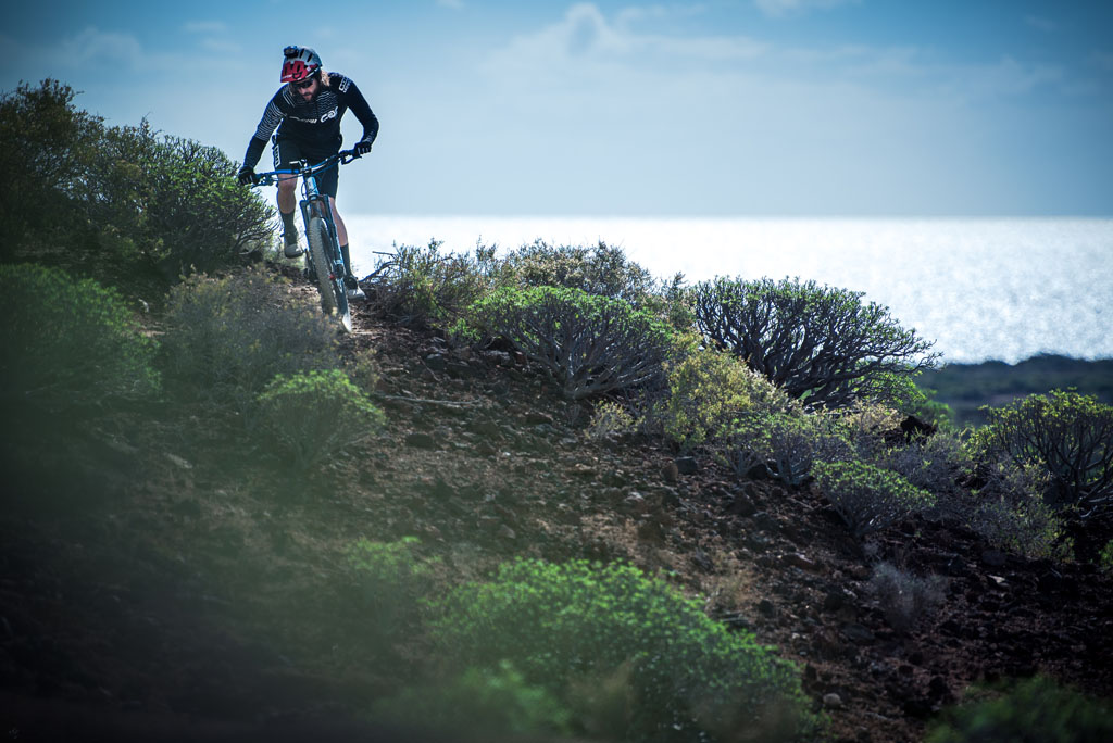 Fietser op een pad nabij de kust op Tenerife.