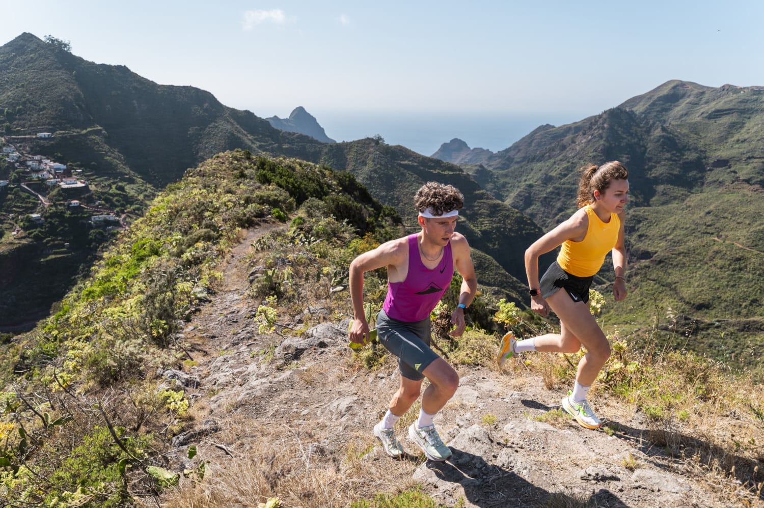 Mensen die rennen op bergachtige paden op Tenerife.