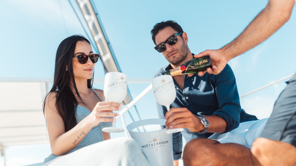 Mensen die proosten met Moët & Chandon-champagne op een jacht op Tenerife.