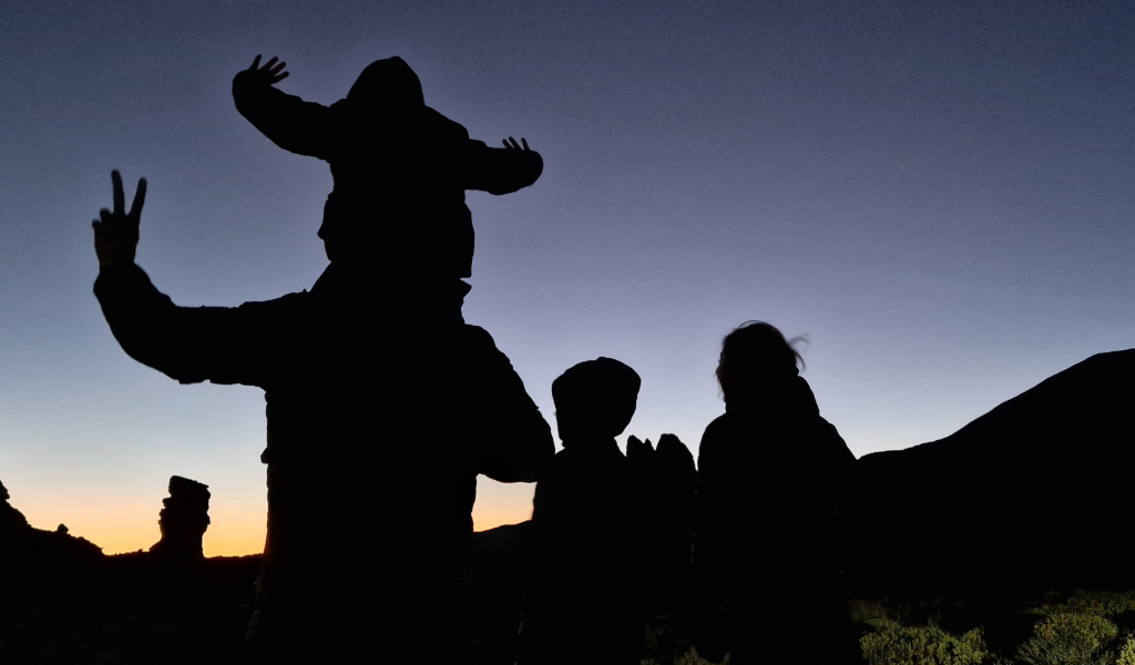 Mensen bij zonsondergang in Nationaal Park Teide, Tenerife.