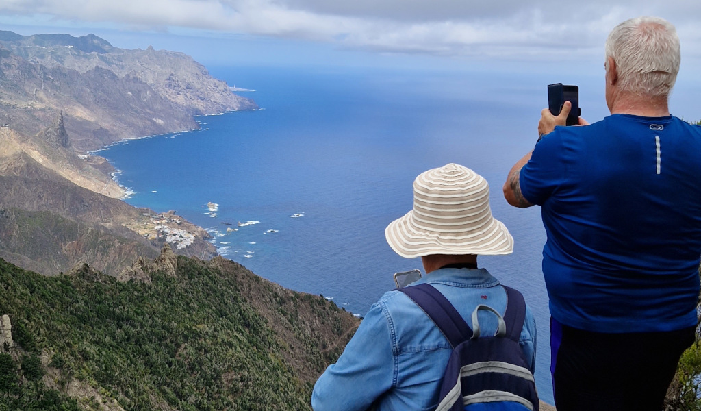 Mensen die foto's maken van het kustlandschap op Tenerife.