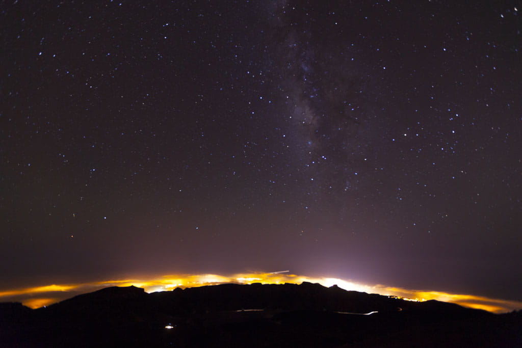 Sterrenhemel boven de berg Teide op Tenerife in de nacht.