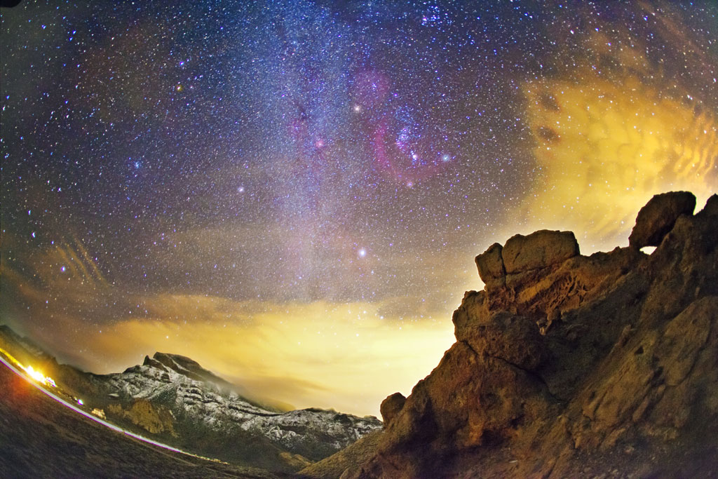 Sterrenhemel boven rotsen in het nachtelijke landschap van Nationaal Park Teide, Tenerife.