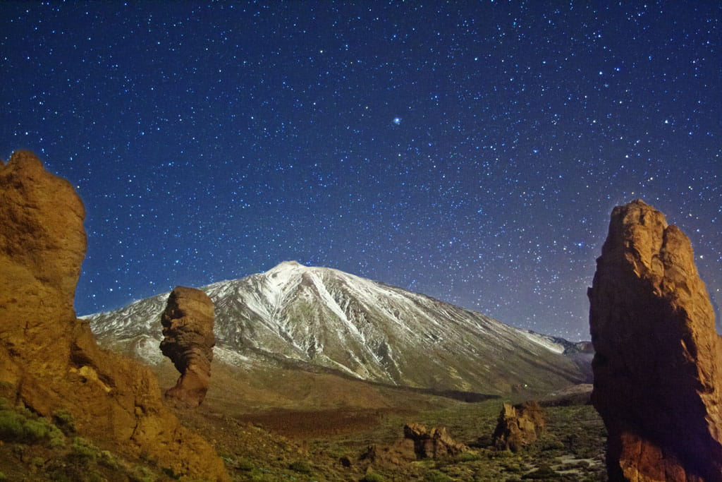 De berg Teide op Tenerife onder een sterrenhemel.
