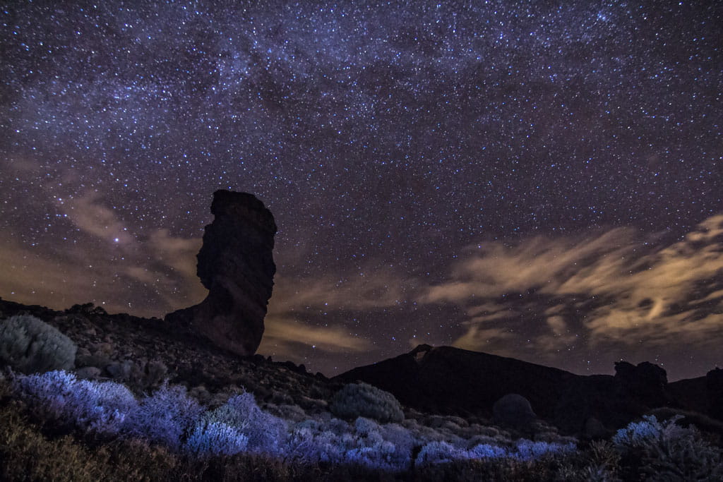 Sterrenhemel boven rots in het Nationaal Park Teide, Tenerife.