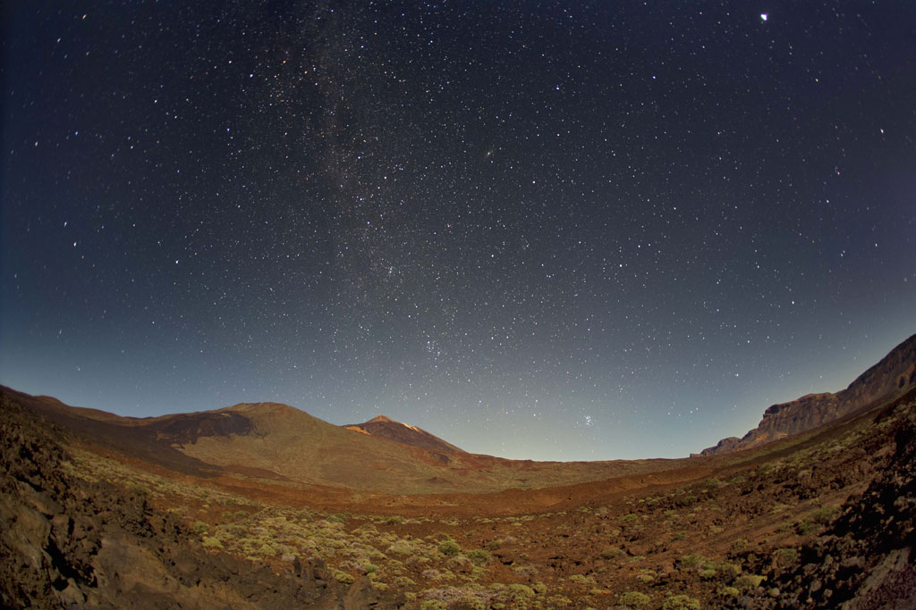 Sterrenhemel boven het landschap van het Nationaal Park Teide op Tenerife.