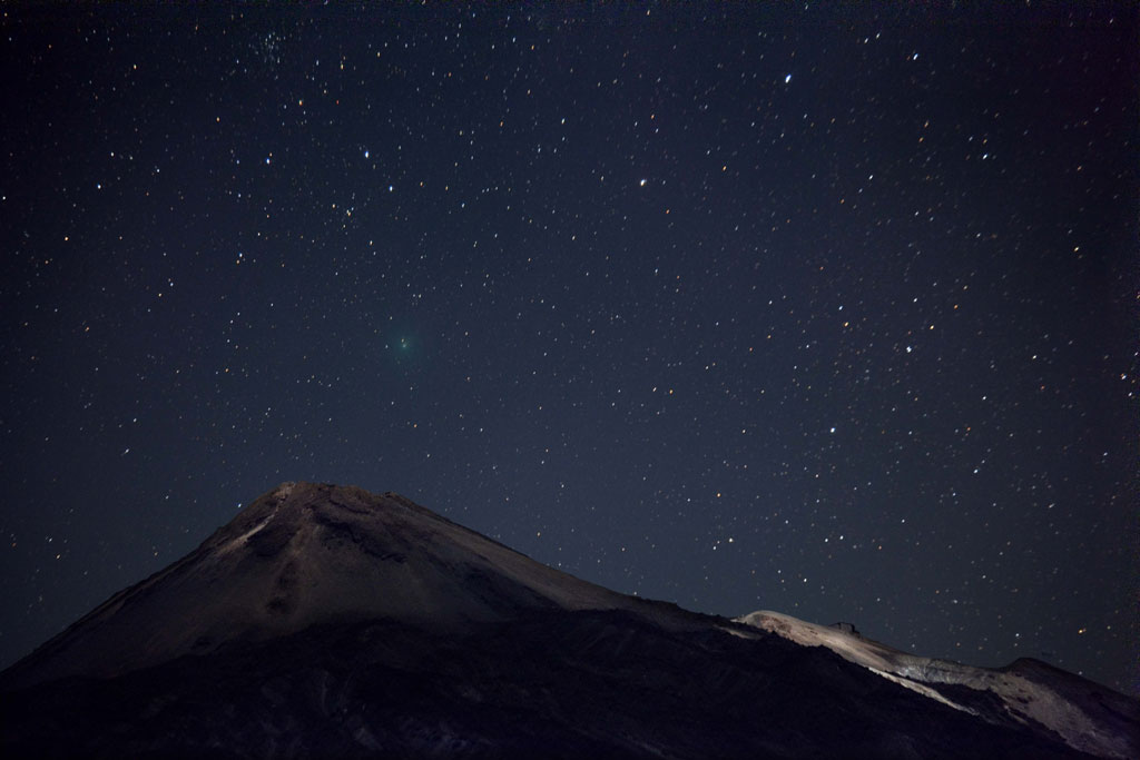 Sterrenhemel boven de berg Teide op Tenerife in de nacht.