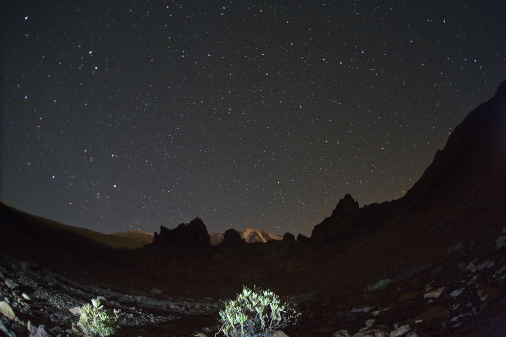 Sterrenhemel boven de berg Teide op Tenerife met bergen in het donker.