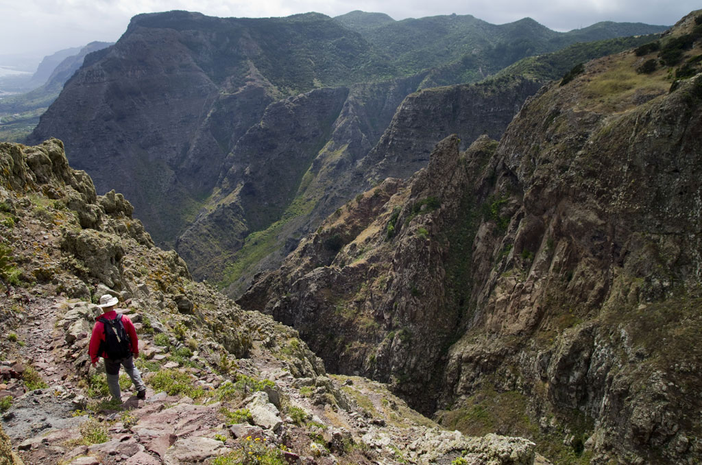Wandelaar in de steile Barranco de Masca op Tenerife.
