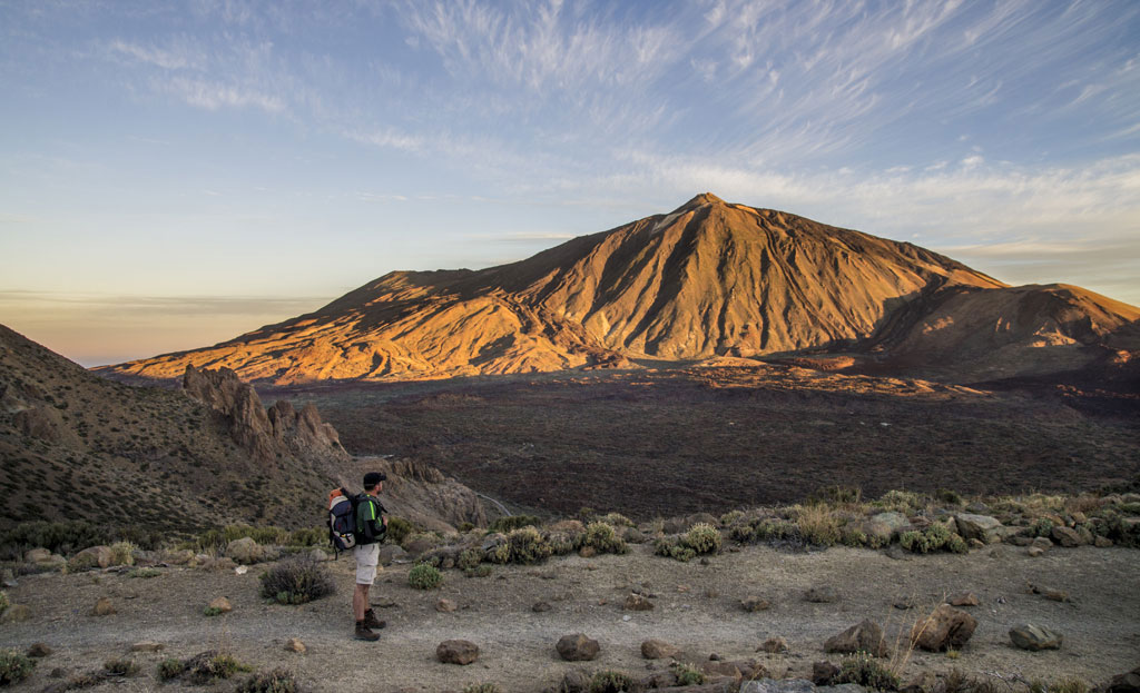 Persoon voor de berg Teide bij zonsondergang, Tenerife.