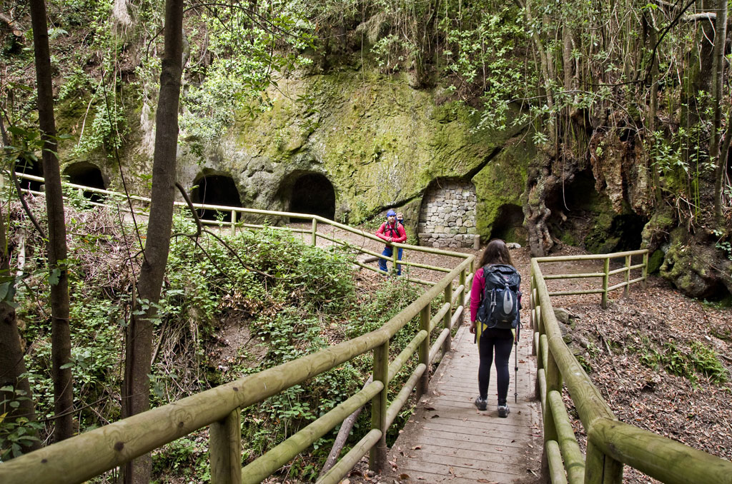 Trail met mensen en grotten in Anaga, Tenerife.