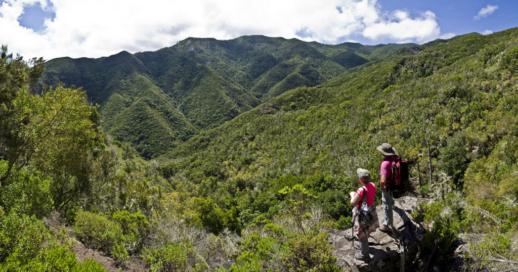 Twee mensen bekijken het bergachtige landschap van het Anaga Rural Park op Tenerife.
