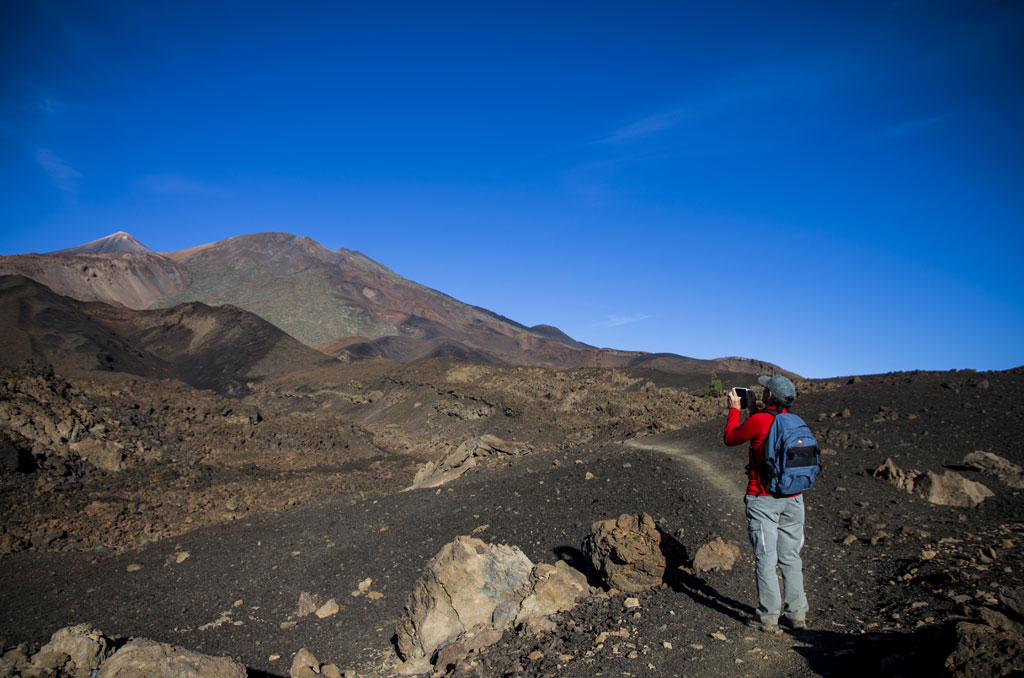 Persoon die vulkanisch landschap fotografeert in Nationaal Park Teide, Tenerife.
