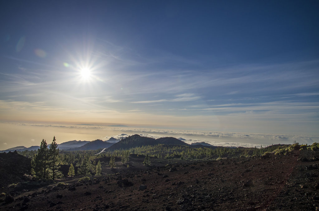 Berglandschap van Teide National Park met heldere luchten en stralende zonneschijn.