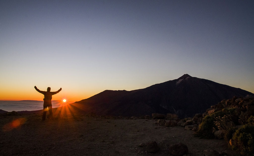 Persoon bij zonsopgang nabij de berg Teide op Tenerife.