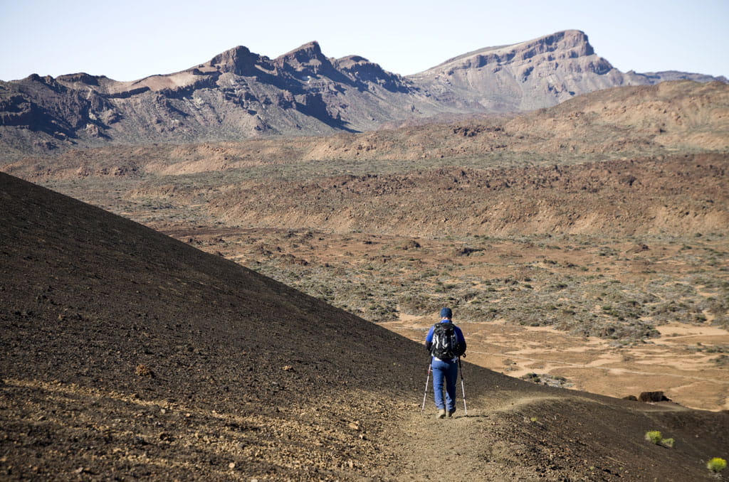 Persoon die wandelt in het vulkanische landschap van de berg Teide, Tenerife.