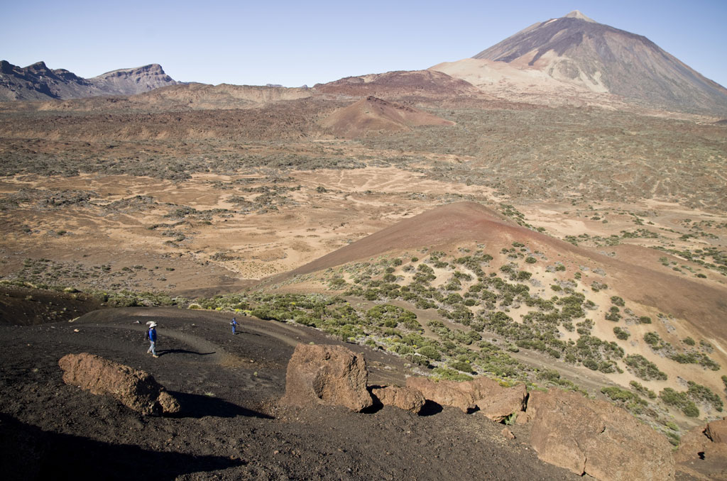 Teide vulkanisch landschap op Tenerife met twee mensen die lopen.