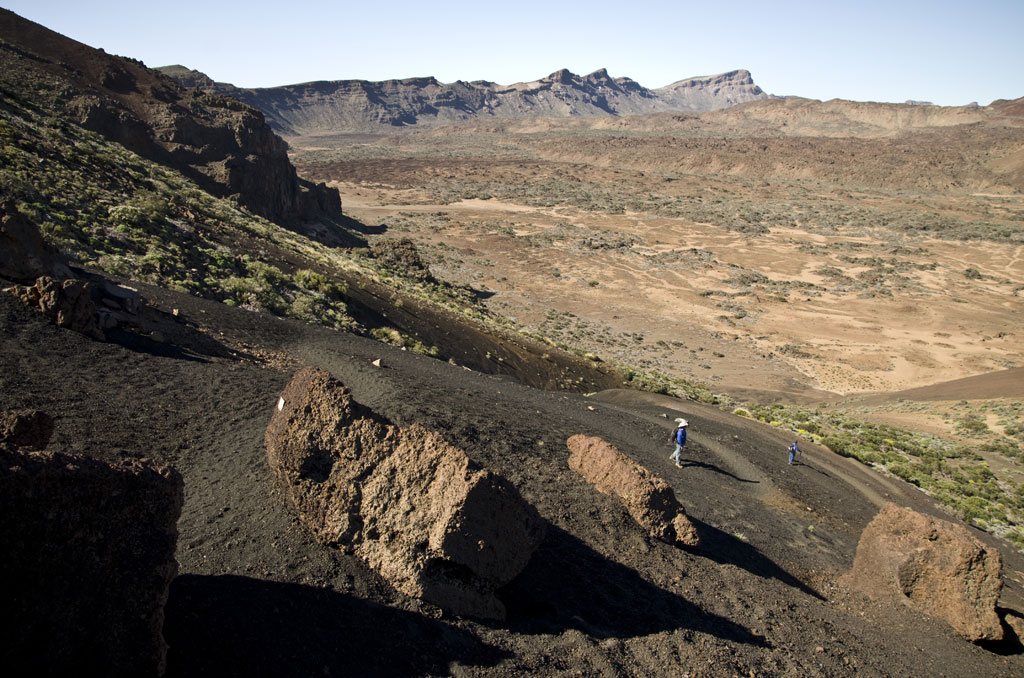 Vulkanisch landschap met twee mensen die wandelen in het Nationaal Park Teide, Tenerife.
