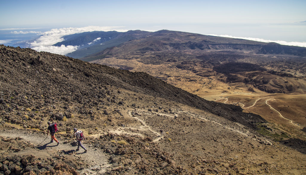 Twee mensen lopen op een pad in het Nationaal Park Teide op Tenerife.
