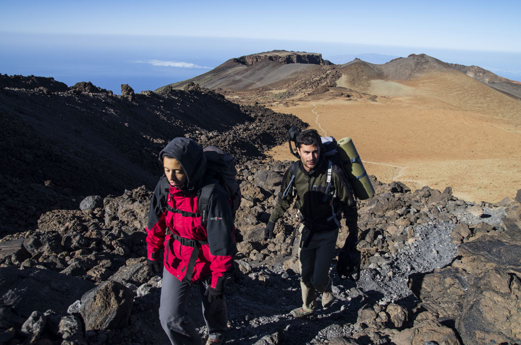 Mensen die wandelen in het rotsachtige landschap van de berg Teide, Tenerife.