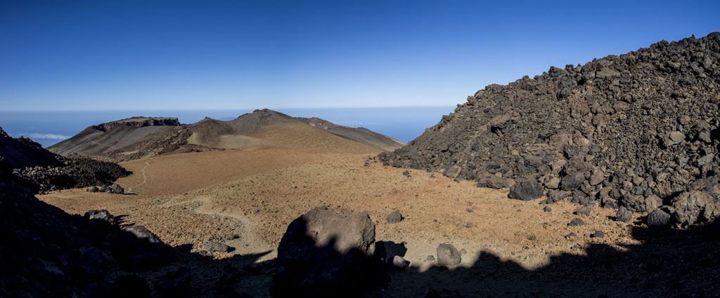Vulkanisch landschap van het Nationaal Park Teide op Tenerife onder blauwe luchten.