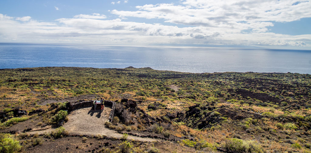 Uitzicht op de oceaan vanaf het uitkijkpunt in Punta de Teno, Tenerife.