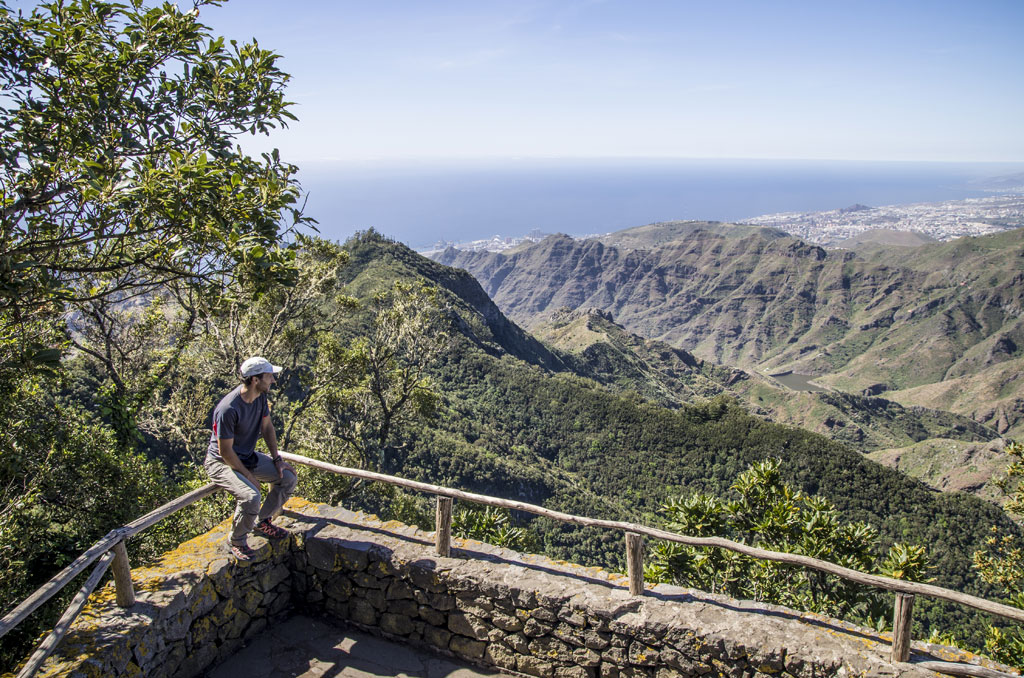 Persoon zittend met panoramisch uitzicht op Anaga, Tenerife.