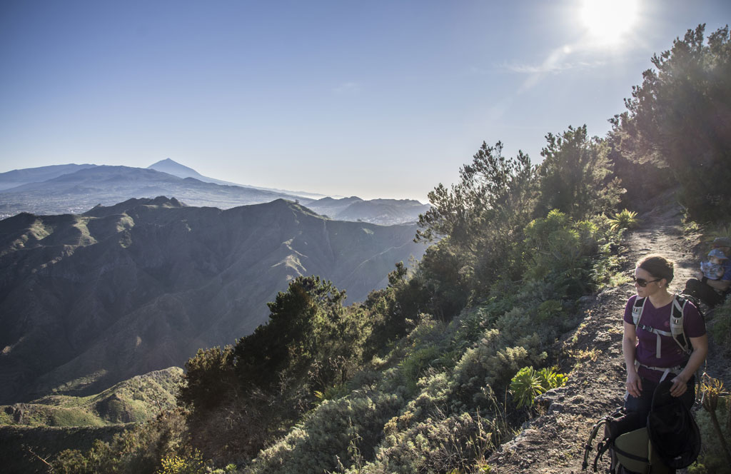 Wandelaar op het bergpad met uitzicht op de berg Teide op Tenerife.