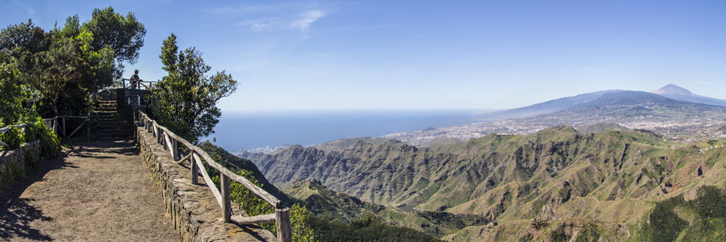 Uitkijkpunt met uitzicht op het bergachtige landschap richting de oceaan op Tenerife.