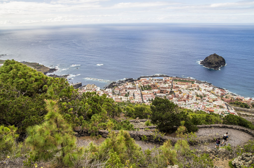 Panoramisch uitzicht op Garachico op Tenerife, met de zee en het eilandje op de achtergrond.