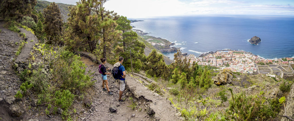 Pad met zeezicht en een dorpje op Tenerife, gezien vanaf de berg.